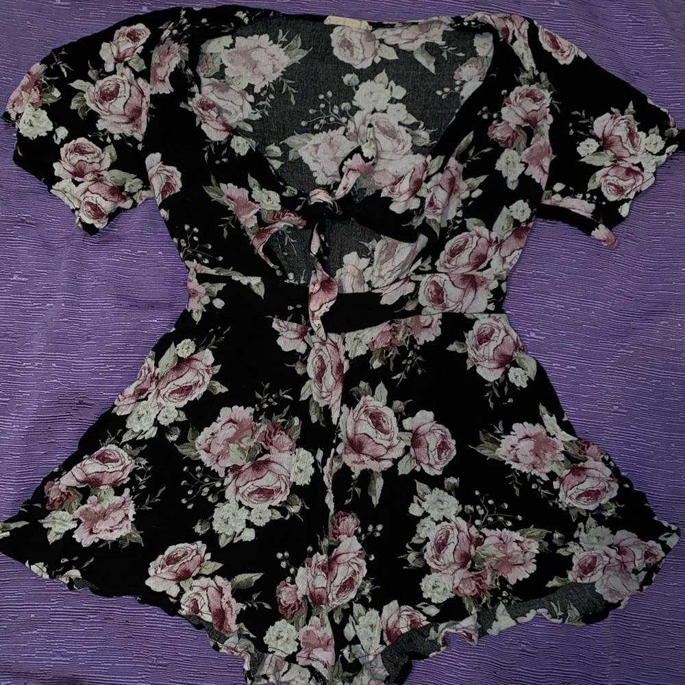 Cute floral romper 🌺 💓